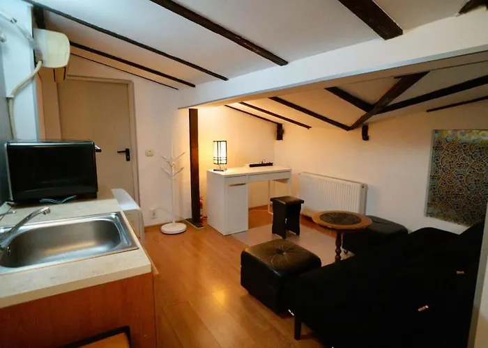 2-Room Cozy Retreat Near City Center