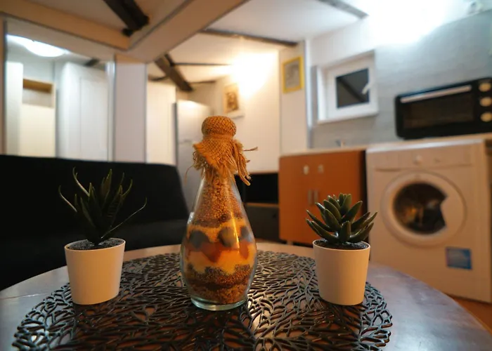 2-Room Cozy Retreat Near City Center
